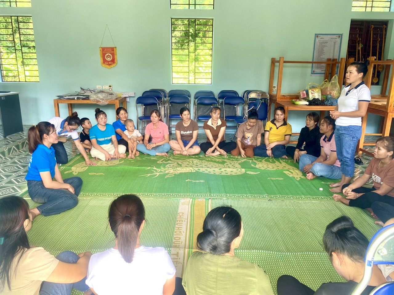 Hội viên phụ nữ chi hội bản Cang (xã Khổng Lào) tham gia sinh hoạt tại mô hình cha mẹ có con từ 0-10 tuổi. 